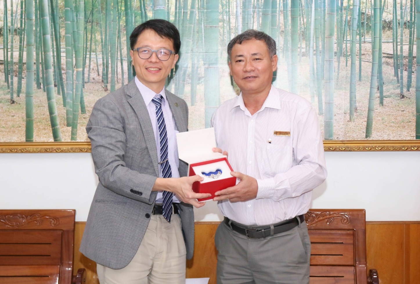 Prof. Hsiang-Lin Liu - Vice President for International Affairs, National Taiwan Normal University (left hand side) gave the souvenir to Assoc.Prof. Dr. Luu Trang - Rector of the University (right hand side)