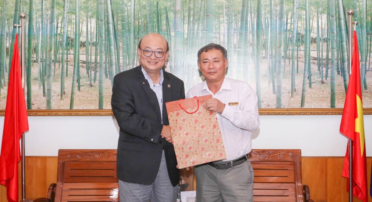 Assoc.Prof. Dr. Luu Trang - Rector of the University gave the souvenirs to the representatives of National Taiwan Normal University