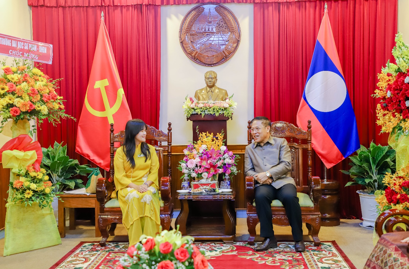 The University of Danang – University of Science and Education visits Lao Consulate General in Da Nang city on Bunpimay Festival